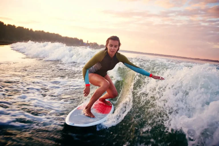 Gdzie nauczyć się surfować? Najlepsze miejsca na surfing