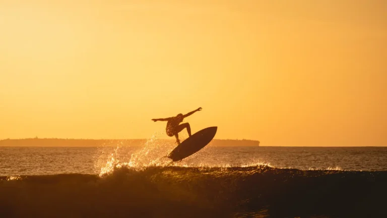 Surfing w Hiszpanii – gdzie i kiedy jechać?